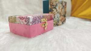 Boîte carrée imprimée en bois avec doublure douce boîte cadeau de faveur de fête de mariage boîte à bijoux 10x10x5 cm boîte à souvenirs vente en gros - Product Image 6