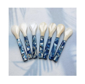 Cuillères à thé en coquillage sculptées à la main de qualité supérieure: ajout d'élégance côtière aux fêtes de thé et aux cadeaux spéciaux. - Product Image 1