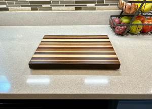 Planche à découper élégante en bambou avec finition lisse Planche à fromage fonctionnelle et élégante avec touche en acier inoxydable pour toutes les cuisines - Product Image 3