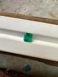 พลอยสีเขียวมรกตธรรมชาติแวววาวขนาด7มม. ได้รับการรับรองจากผู้ผลิต1.69กะรัต - Product Image 2
