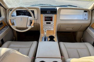 Vehículo Usado a Precio Accesible - Volante a la Izquierda |   Volante a la derecha |   LINCOLN NAVIGATOR RSS 4×4 2010 con 31 mil millas - Product Image 4