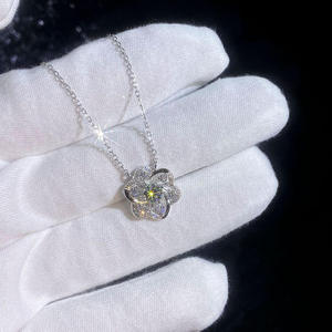 Collier en argent sterling 925 de haute qualité, pendentif délicat en forme de trèfle, bijoux, moissanite rotative de 0,50 carat - Product Image 5