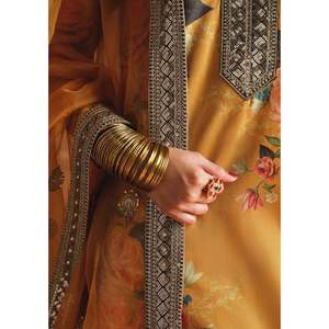 Conjunto de 3 Piezas Zainab Chotani: Camisa de Satén Shamoze Bordada con Dupatta de Seda Suave Bordada y Pantalón Bordado BIC-1726 - Product Image 3