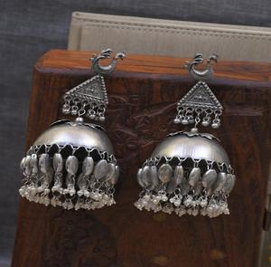 Pendientes de plata oxidada Jhanak Banjara Jhumka de estilo bohemio de alta calidad, conjuntos de joyería de moda chapada en plata moderna de alta calidad - Product Image 1