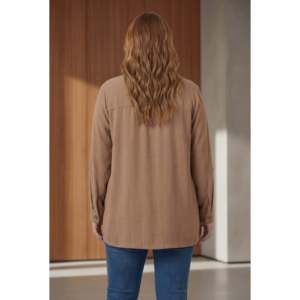 Camisa de talla grande para mujer con detalle de bolsillo color camel - Product Image 4