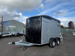 Livraison Gratuite Remorque Fermée à Double Essieu Roadster C500 2.6T, Espace de Chargement Interne de 3.2m, 2 Suspensions et Rampe/Porte de Grange 2-en-1 - Product Image 1