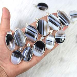 Colgante de piedras preciosas de ágata con bandas negras lisas para mujer, bisel plateado, cristales, joyería con bandas con dijes saludables - Product Image 1