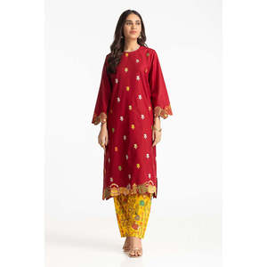 Chemise brodée en tissu lawn marron pour femme avec manches trois-quarts et shalwar imprimé - Product Image 1