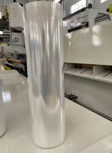 Rollo de película elástica de PE de alto brillo de 50cm y 300m, MOQ bajo, plástico LLDPE transparente de protección suave para Embalaje manual, fábrica de Vietnam - Product Image 6