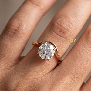 Anillo de Compromiso Solitario con Diamante Cultivado en Laboratorio de Corte Redondo, Anillo de Joyería Fina de Oro de 18K con Diseño Chevron - Product Image 6