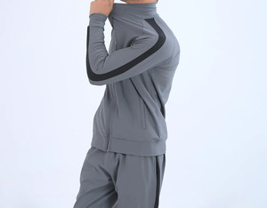 Conjunto deportivo de sudadera con capucha y pantalones de chándal de felpa gruesa con franja lateral de diseño elegante. - Product Image 3