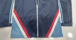 Chaqueta deportiva azul marino para hombre, cuello alto con cremallera frontal y ribete en contraste y detalles de rayas laterales - Product Image 4