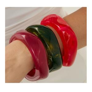 Bracelets tendance faits main en résine imperméable pour femmes – Accessoire de mode élégant, finition premium, personnalisable pour styles ethniques et occidentaux - Product Image 1