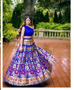 インドのデザイナーLehengaCholi新しいスタイルのLehengaCholiパーティーウェアBanarsiブライダルLehengas女性用ウェディングドレス