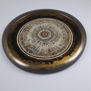 Assiette de présentation en résine marbrée vintage avec tourbillons beiges antiques et texture polie à la main pour un style de table européen classique - Product Image 3