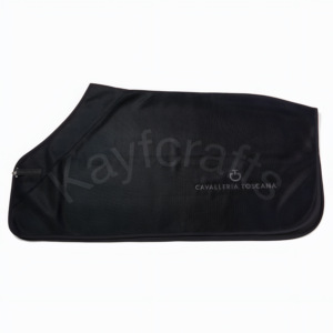 Alfombra Fly Horse de malla transpirable con cierre de gancho de metal y logotipo lateral - Product Image 1