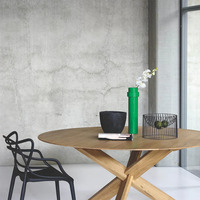 Table à manger ronde en bois massif avec pieds en X, accents traditionnels vietnamiens, design contemporain, mobilier rustique pour salle à manger