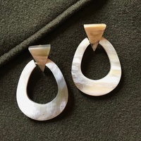 Boucles d'oreilles longues artisanales en corne de buffle naturelle, design original, élégantes, fabriquées à la main par HAND MADE CRAFT
