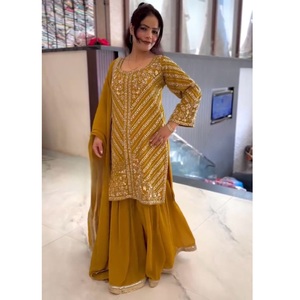Nouvel arrivage de Salwar Kameez, designer pakistanais, avec une riche broderie cousue à la main pour des occasions de mariage élégantes - Product Image 1