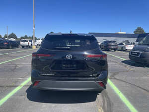 Auto Usado Económico 2024 Toyota Highlander XLE LHD - Product Image 3