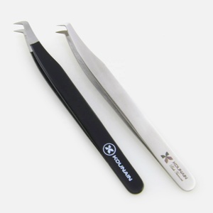 Pince à cils professionnelle noire et argentée en forme de L pour volume, coudée à 90 degrés, 11,5 cm, finition brillante en fibre nano - Product Image 3