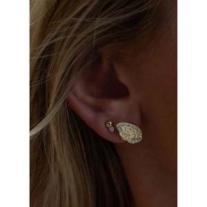 Pendientes de Aro con Diseño de Alas Cleo, Modernos, con Diamantes de Circonio, Perlas, Baño de Rodio y Oro, Ideales para Fiestas y Regalos, Hechos de Latón y Cobre - Product Image 6