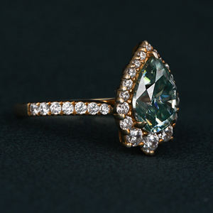 Anillo de Compromiso de Oro de 18KT Elegante para Mujer, Diamante de Corte de Pera Azul Clásico con Ajuste de Halo, Diamante Creado en Laboratorio, Certificado IGI - Product Image 6