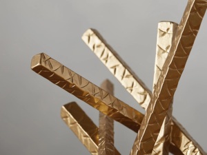 Sculpture moderne en aluminium de haute qualité, faite à la main, bâton en métal écologique, décoration de la maison, finition or brillant - Product Image 2