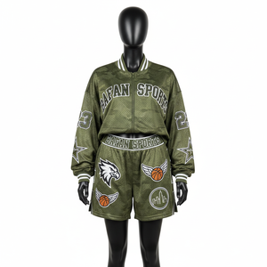 Shorts deportivos de malla transpirable de poliéster premium para mujer, color verde oliva camuflaje, con abertura lateral y logo sublimado. - Product Image 1