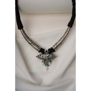 Colgante Tabiz Chitai de Plata Noor en Collar de Plata 925 con Engaste de Bisel, Bañado en Rodio, Cadenas Modernas con Incrustaciones de Circonita y Perla - Product Image 2