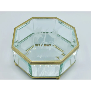 Boîte à bijoux avec logo personnalisé en verre biseauté et cadre en métal doré avec gravure au laser pour un rangement et une présentation élégants - Product Image 1