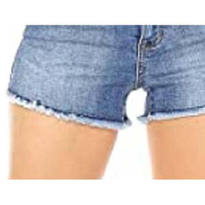 Shorts in denim sfrangiato alla moda da donna Celebrity Pink, taglia 18W, blu - Product Image 3