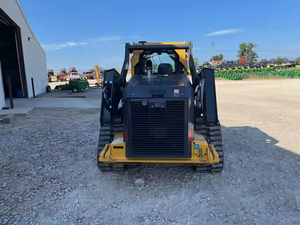 รถตักล้อยางขนาดเล็กมือสอง ยี่ห้อ John Deere รุ่น 333G พร้อมบุ้งกี๋ สำหรับงานก่อสร้างในฟาร์ม - Product Image 3