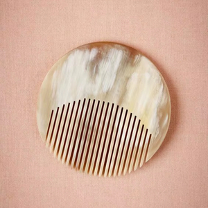 Elegante Peine para el Cabello Estilo Cuerno Hecho a Mano Vintage con Soporte Decorativo, Pieza Única para Exhibición en Salón y Hogar - Product Image 1