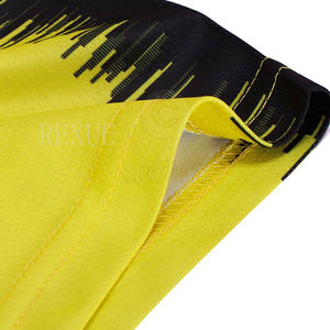 Conjunto de uniforme de fútbol para hombres con Jersey y pantalones cortos personalizados para partidos y entrenamientos de equipos - Product Image 4