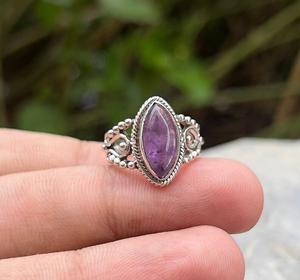 Aura Boosting Anillo de amatista hecho a mano Plata de Ley 925 Diseño minimalista Piedra preciosa natural Tamaño personalizado Regalo perfecto para ella - Product Image 4