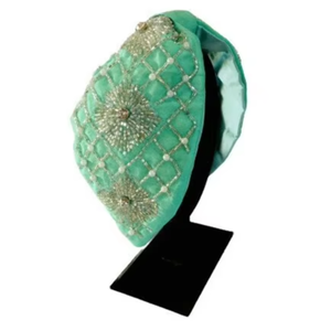 Diadema de Lujo con Cuentas Hechas a Mano, Acabado de Calidad de Exportación, Diseño Floral de Enrejado, Accesorio para el Cabello con Tela Bordada - Product Image 1
