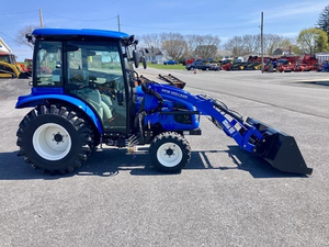 Tractor utilitario compacto New Holland Boomer 40 de 40HP 4WD con transmisión hidrostática y cargador frontal, listo para trabajar en la granja. - Product Image 2