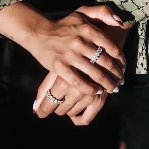 Bague élégante en moissanite taille ovale avec un motif adorable pour un cadeau d'anniversaire - Product Image 2