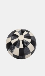 Boule décorative en résine avec incrustation, design traditionnel noir et blanc pour la décoration intérieure - Product Image 2