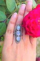 Anillo de Boda de Lujo en Plata de Ley con Piedra Natural Triple de Piedra Lunar, Engaste de Bisel, Diseño Largo y Elegante, Piedra de Nacimiento de Junio para Mujer