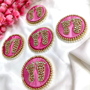 Kundan piedra Laxmi Charan Paduka diosa pies hechos a mano Mata Rani pies para Diwali Pooja decoraciones de inauguración favores religiosos - Product Image 1