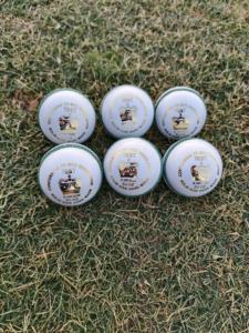 Balle de cricket en cuir blanc 4 pièces OEM logo personnalisé Vente en gros de qualité supérieure - Product Image 4