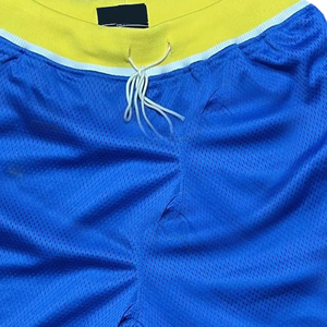 Shorts de basket-ball en maille bleue pour hommes avec bordure jaune, taille à cordon de serrage, respirant, coupe régulière, vêtements de sport d'été - Product Image 3