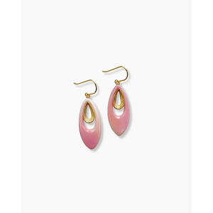 Elegantes Pendientes Colgantes de Concha Rosa Chapados en Oro - Product Image 1