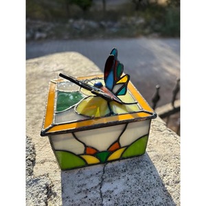 Boîte à bijoux colorée en métal unique avec support de rangement fait main au design papillon, idéale pour bagues, boucles d'oreilles, colliers et bracelets - Product Image 3