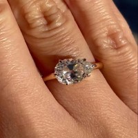 Ancienne bague de fiançailles solitaire en moissanite coupe européenne 2.00 ct poire coupe OEC diamant antique bijoux en pierre de l'est et de l'ouest perle principale