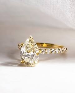 Bague de fiançailles en moissanite coupe poire 10x7mm | Solitaire en or ou en argent avec accents | Vente en gros OEM de bijoux de mariage - Product Image 6