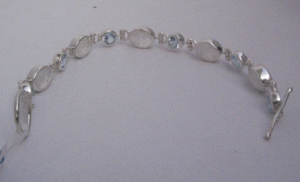 สร้อยข้อมือเงินแท้ 925 สำหรับผู้หญิงจาก Shah Gems ประดับด้วยพลอยโทแพซสีฟ้าธรรมชาติ ดีไซน์ทันสมัย - Product Image 1