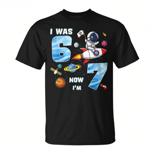 T-shirt promozionale a tema astronauta per il 7° compleanno con design 'Sono stato 6, ora sono 7' e meme '67' - Product Image 2